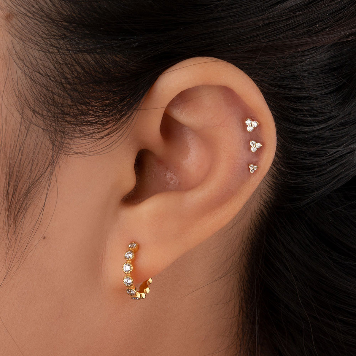 Boucle d'oreille or jaune avec trois zircons