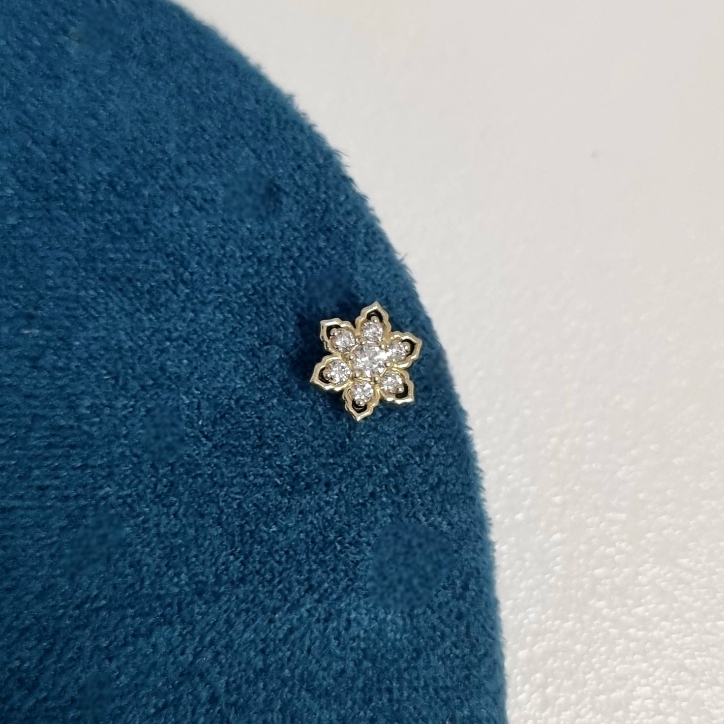Screw-on flower piercing in yellow gold