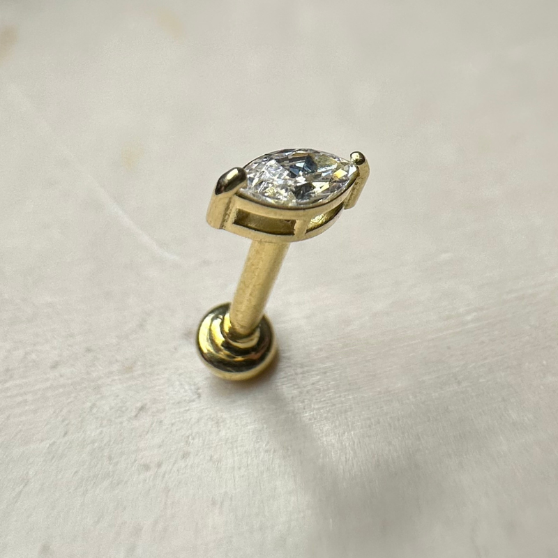 Screw-on anti-helix piercing in yellow gold with zirconium oxide