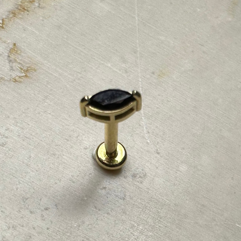Screw-on anti-helix piercing in yellow gold with zirconium oxide