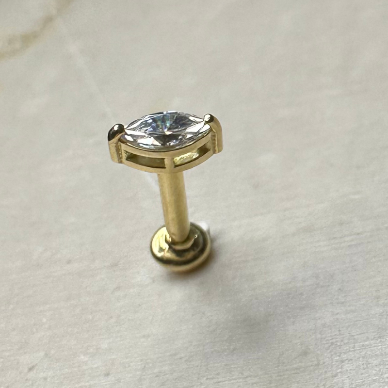 Screw-on anti-helix piercing in yellow gold with zirconium oxide