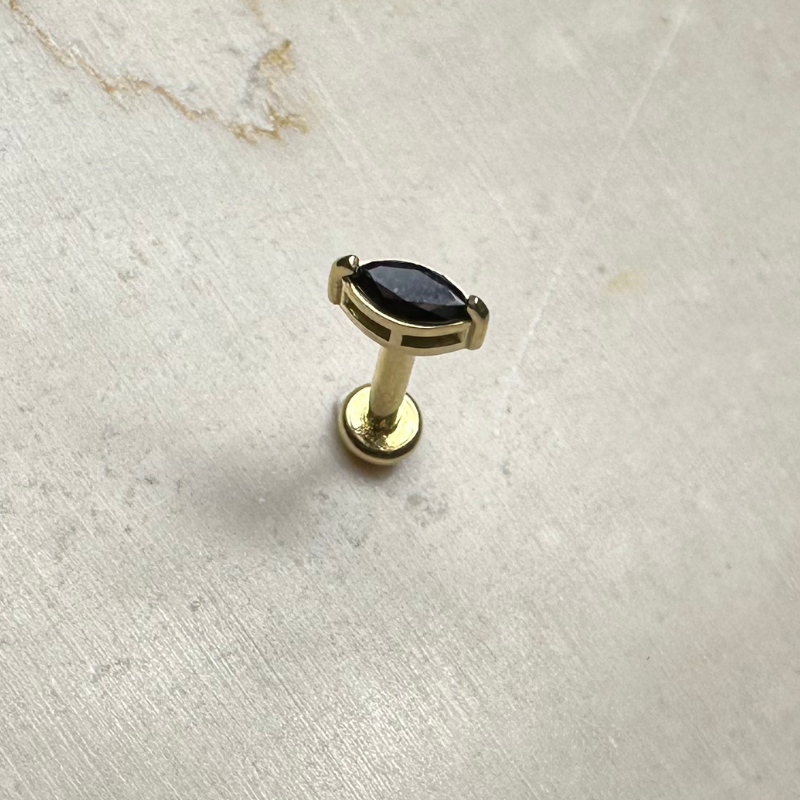 Screw-on anti-helix piercing in yellow gold with zirconium oxide