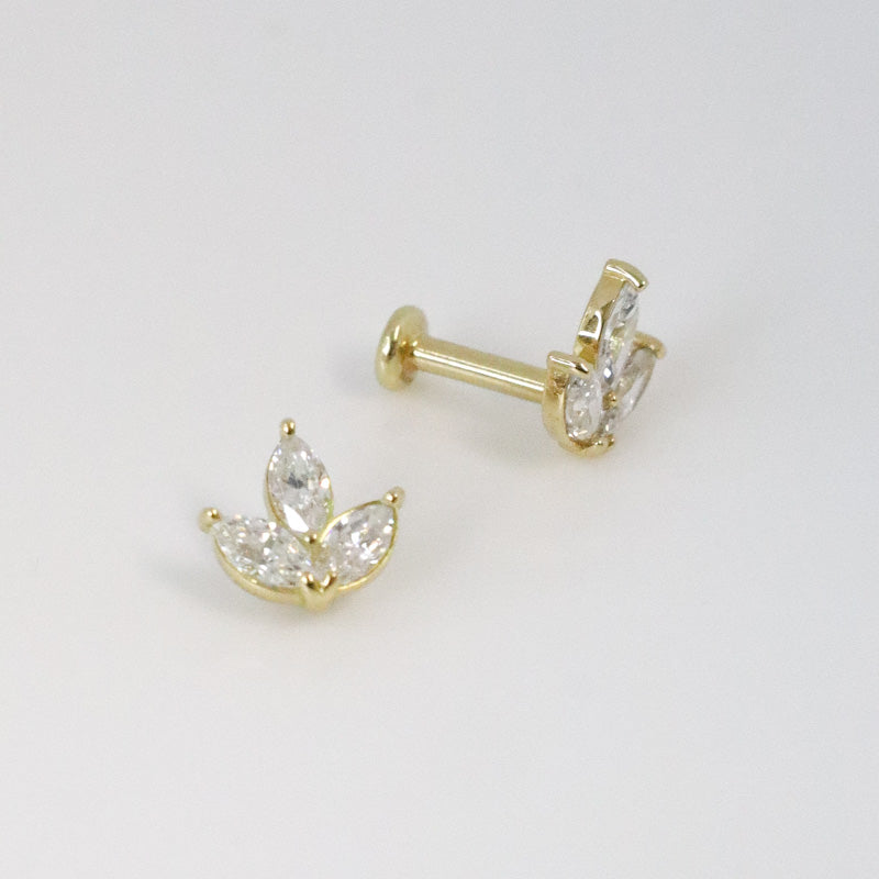18-carat yellow gold ear piercing with flower and zircons