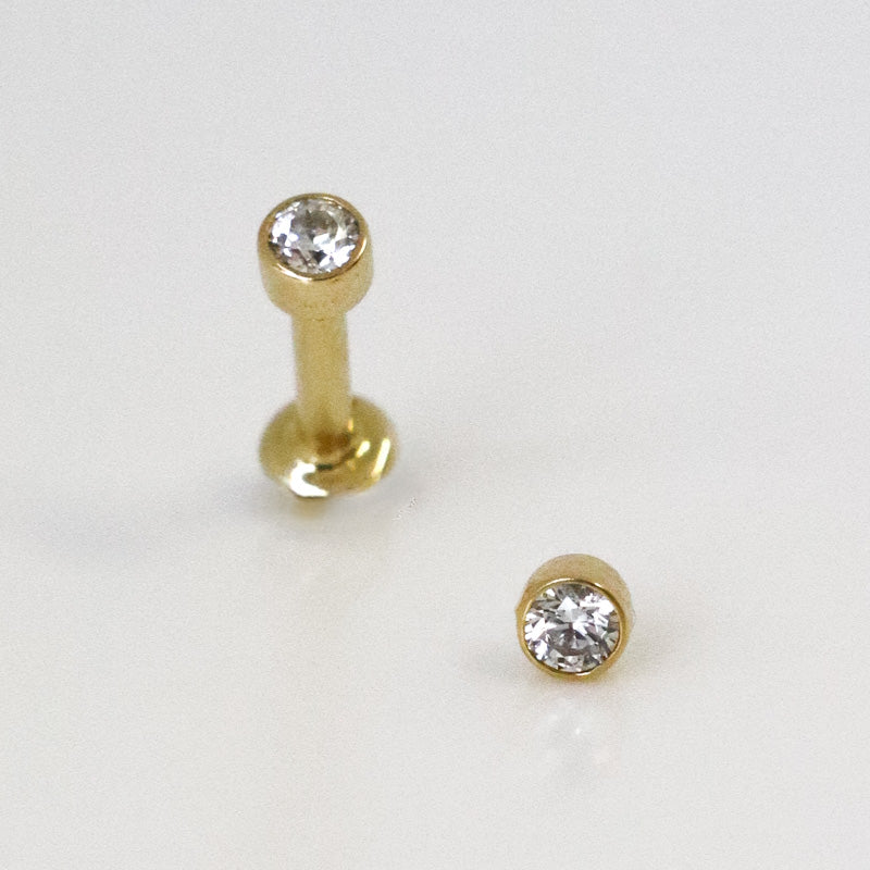 Piercing de cartilage rond avec zircon serti en or jaune 18 carats