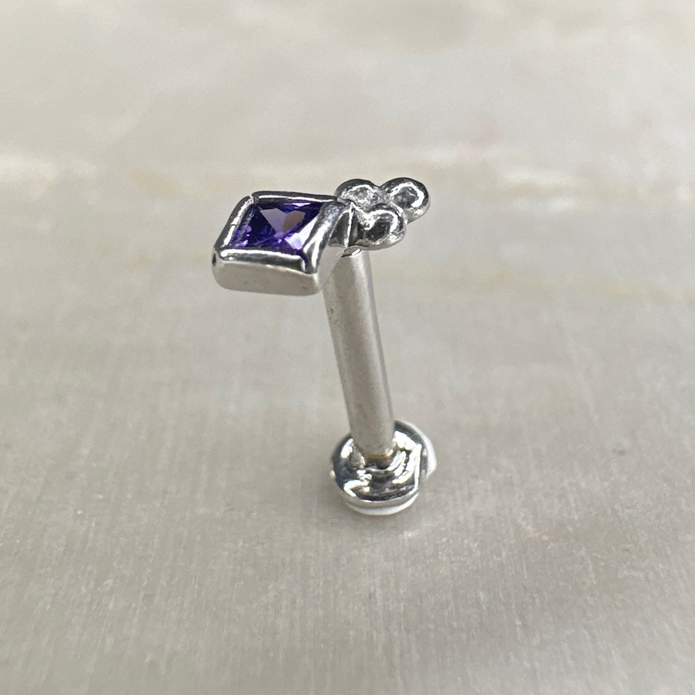 Piercing oreille en or blanc avec avec oxyde de zirconium violet