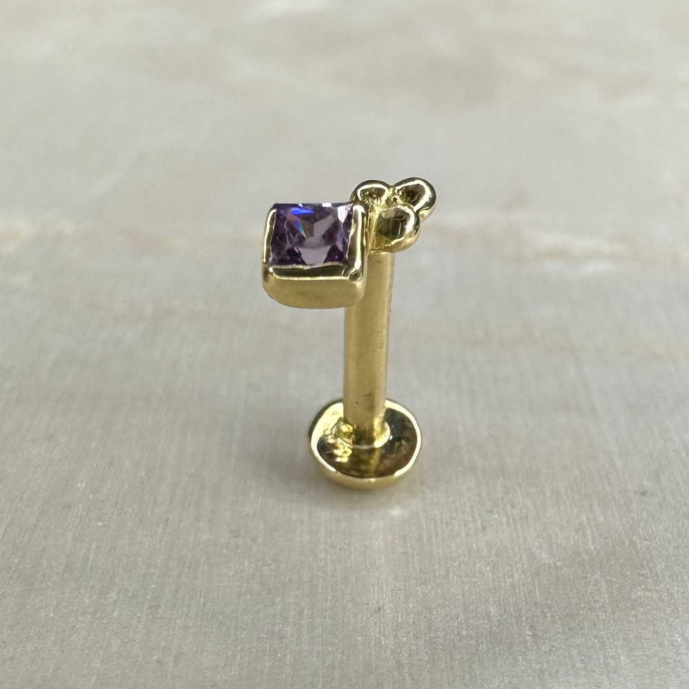 Piercing oreille en or jaune avec avec oxyde de zirconium violet