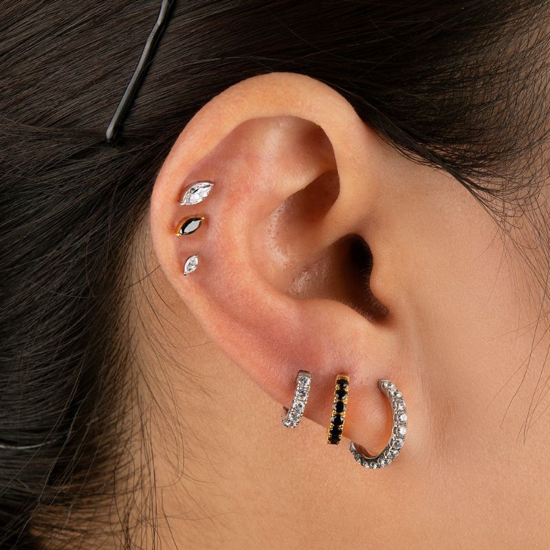 Screw-on anti-helix piercing in yellow gold with zirconium oxide
