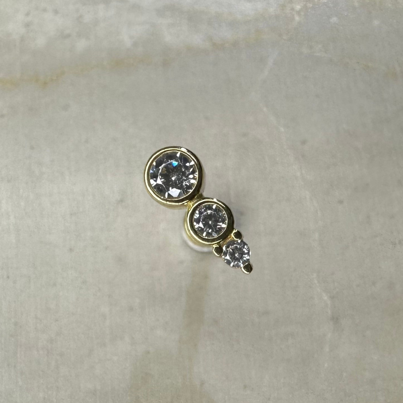 Yellow gold barrette helix piercing with three zircons