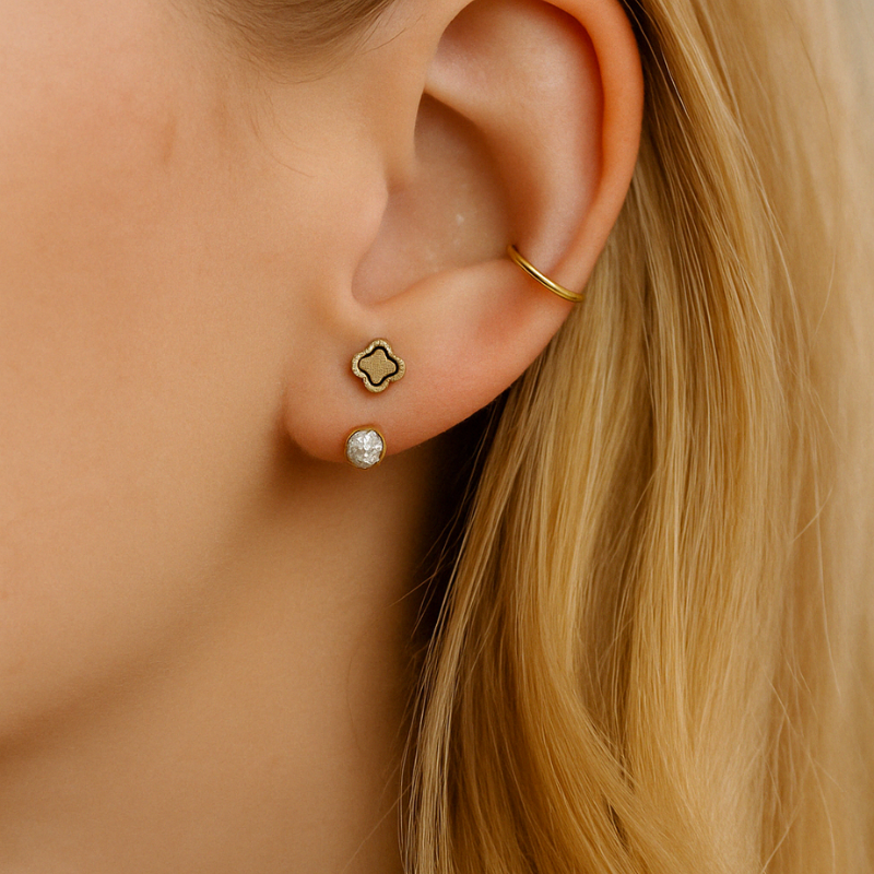Piercing d'oreille croix bordure noir en or jaune 18 carats