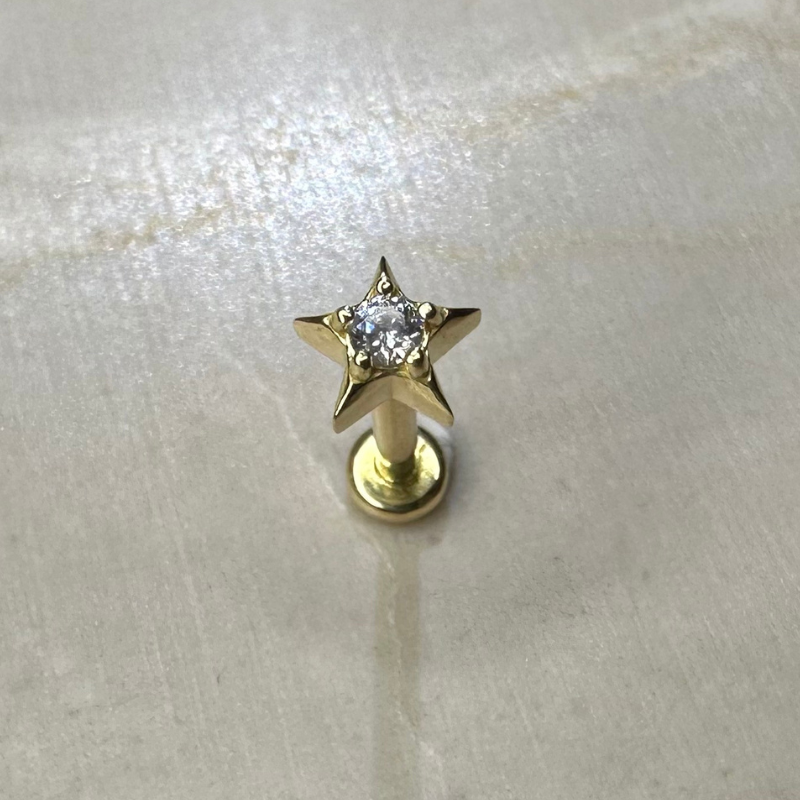 Piercing de cartilage étoile orné d'un zircon en or jaune