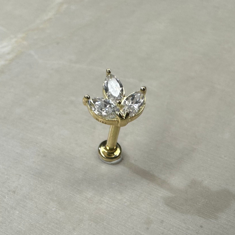 18-carat yellow gold ear piercing with flower and zircons