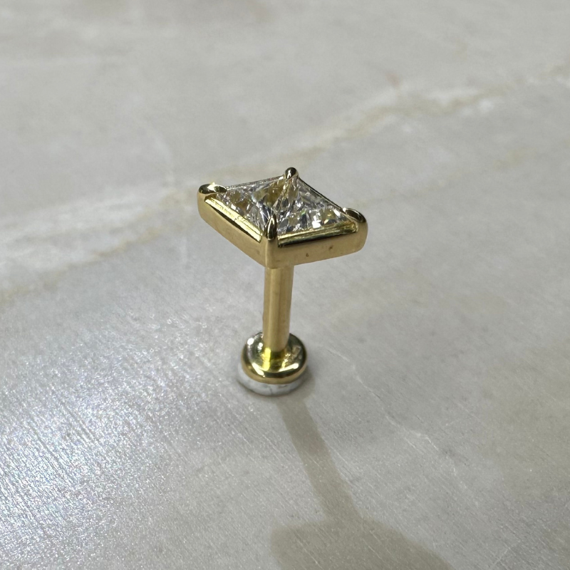 Diamond ear piercing with zircon set in yellow gold