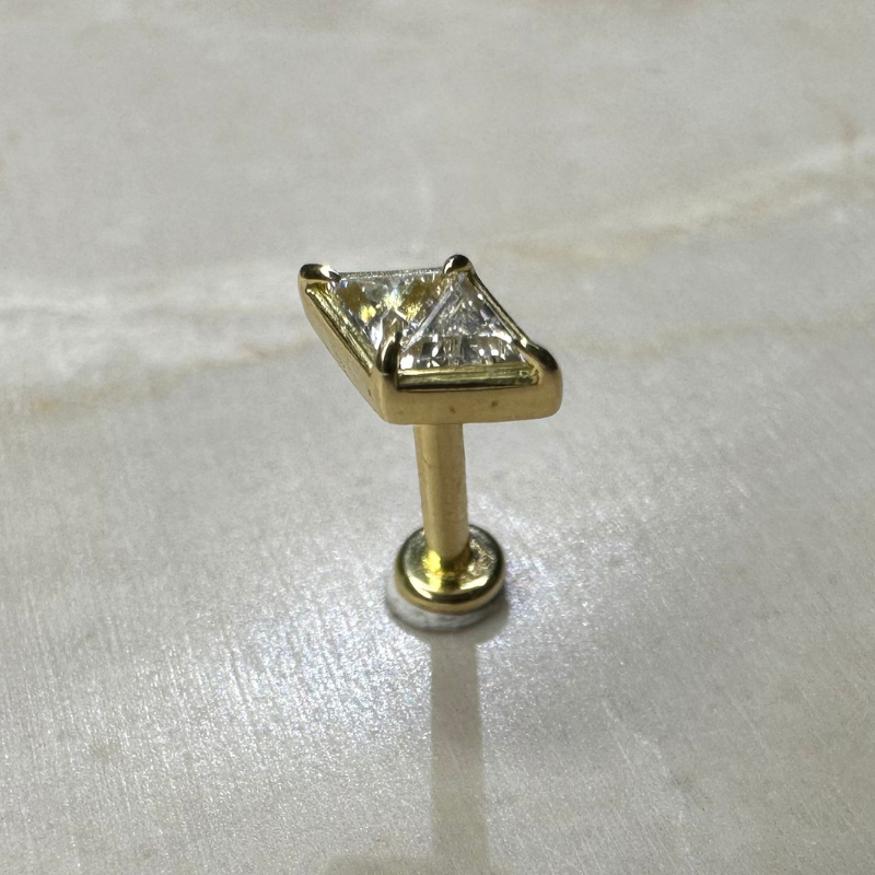 Diamond ear piercing with zircon set in yellow gold