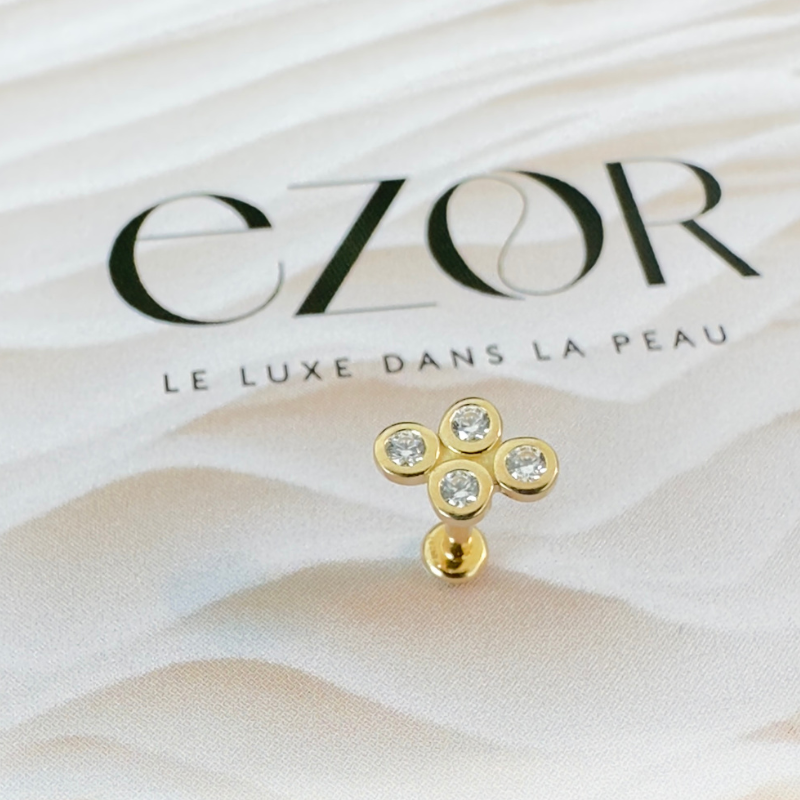 Piercing or jaune avec quatre zircons blancs sertis