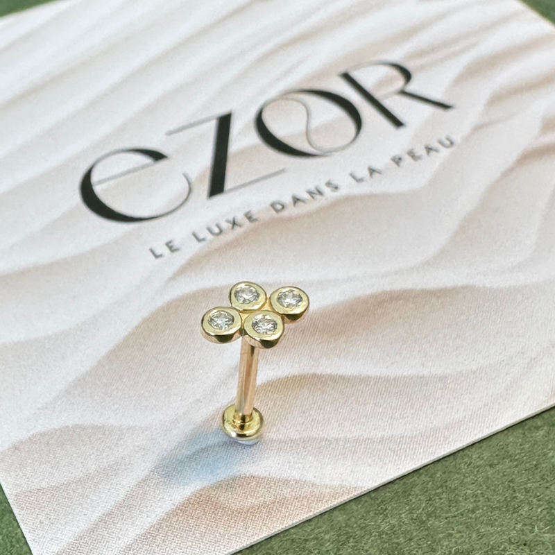 Piercing or jaune avec quatre zircons blancs sertis