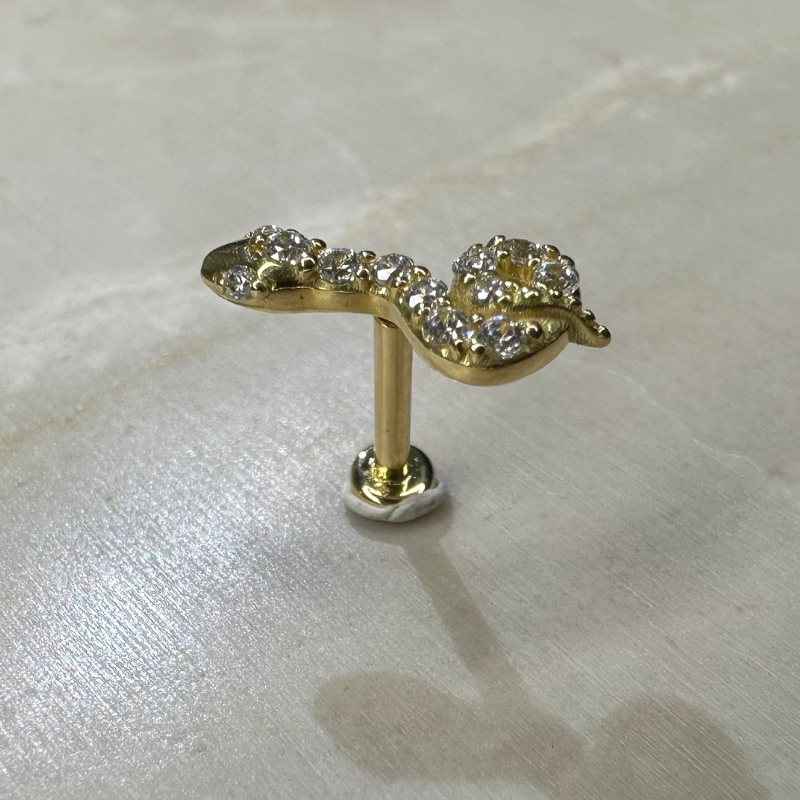 Piercing d'oreille serpent orné de zircons en or jaune