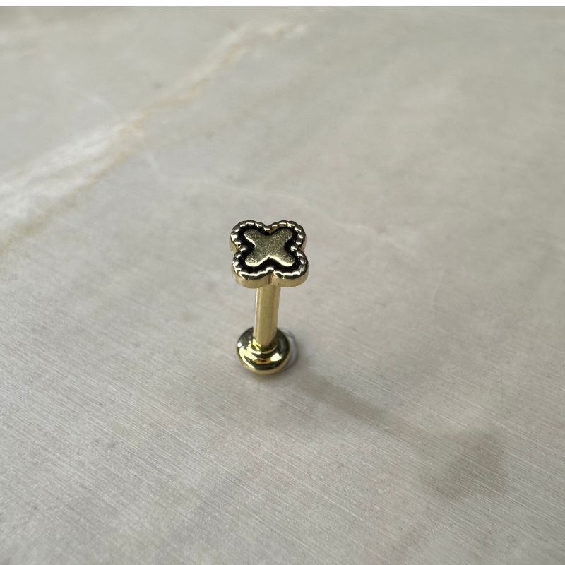 Piercing d'oreille croix bordure noir en or jaune 18 carats