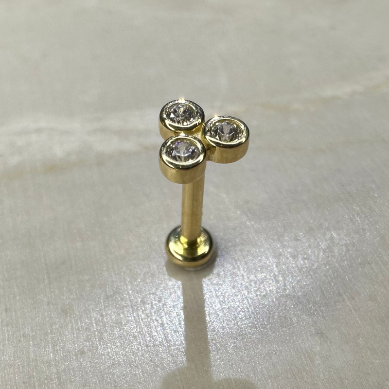 Piercing or jaune avec trois zircons blancs sertis
