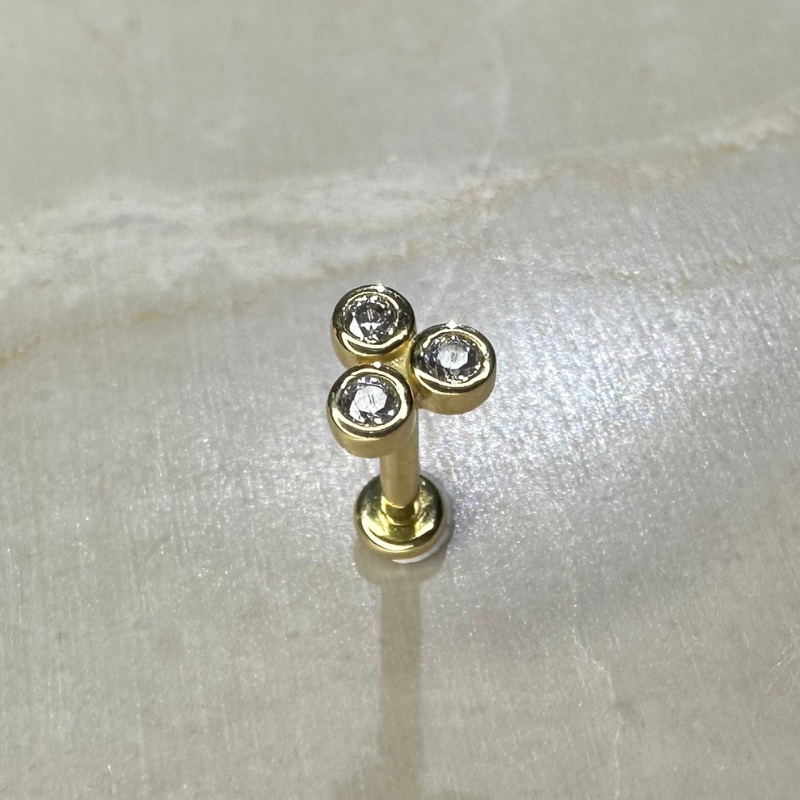 Piercing or jaune avec trois zircons blancs sertis