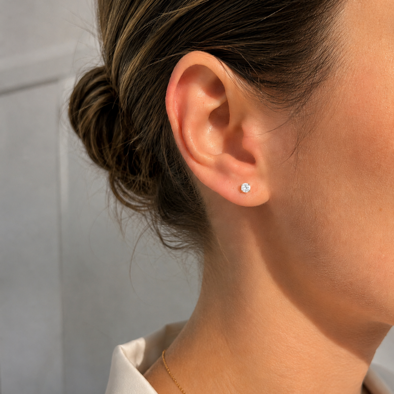 Boucle d'oreille solitaire diamant de synthèse 3 mm or 18 carats portée sur oreille – EZOR