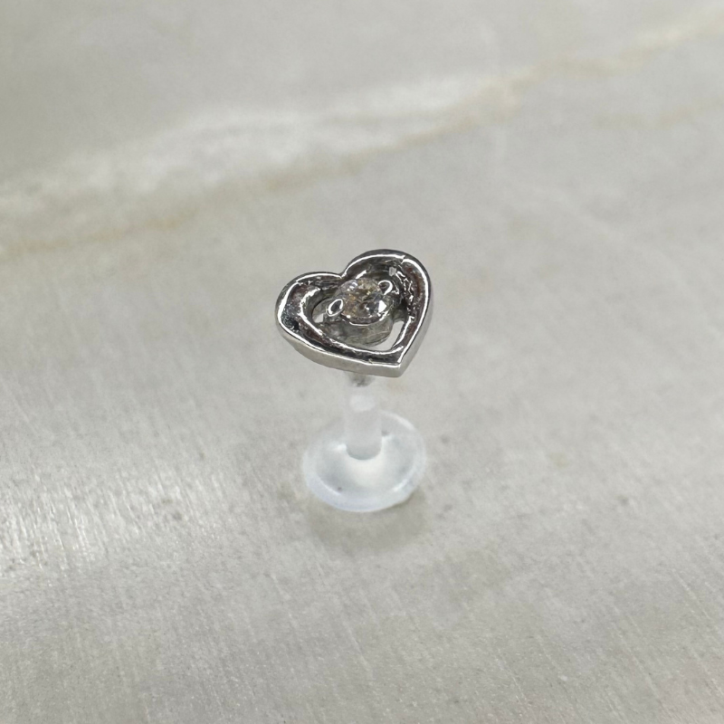 Piercing or blanc avec cœur et oxyde de zirconium