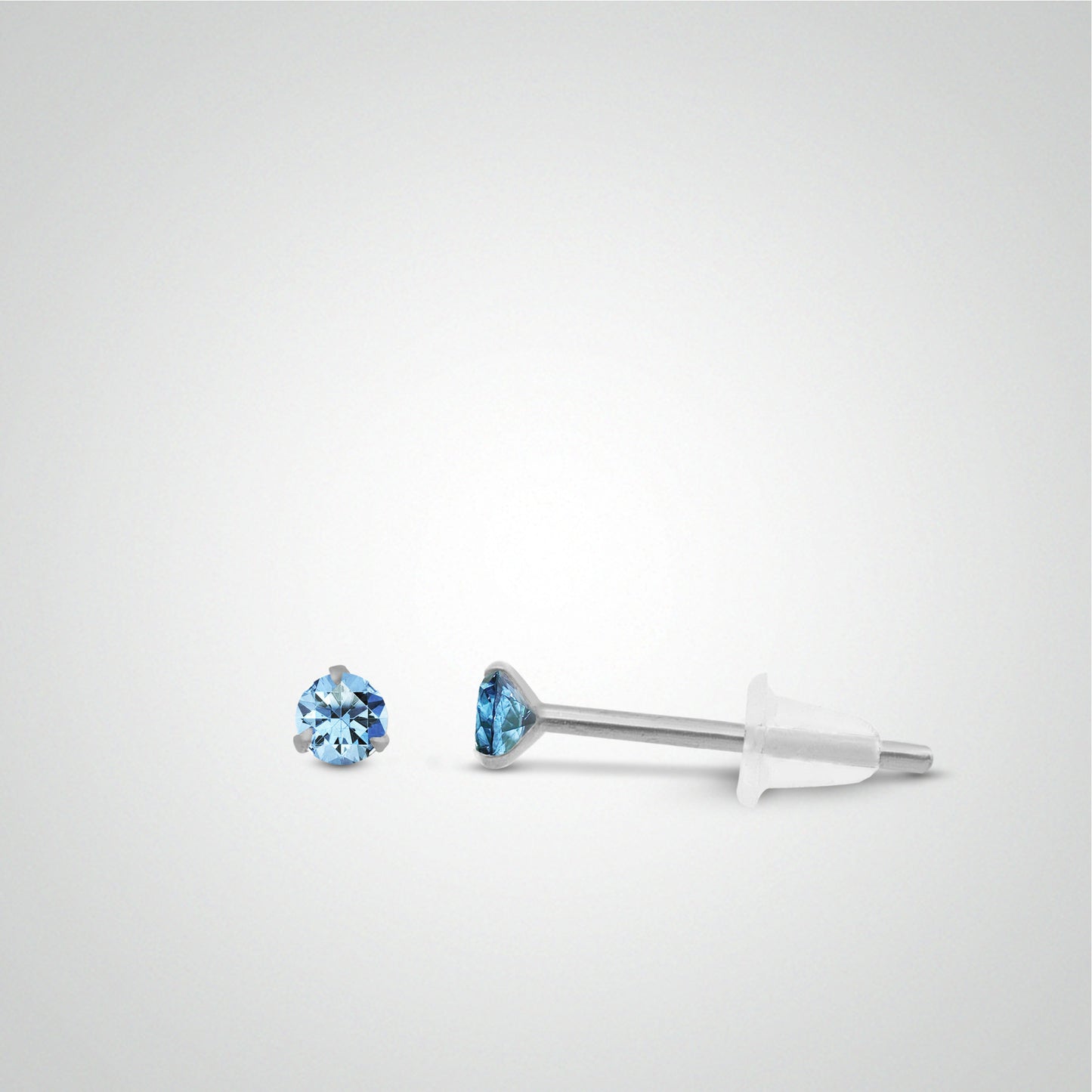 Boucle d'oreille en or blanc avec zircon bleu clair