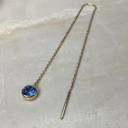 Boucle d'oreille pendante avec pierre précieuse topaze bleue