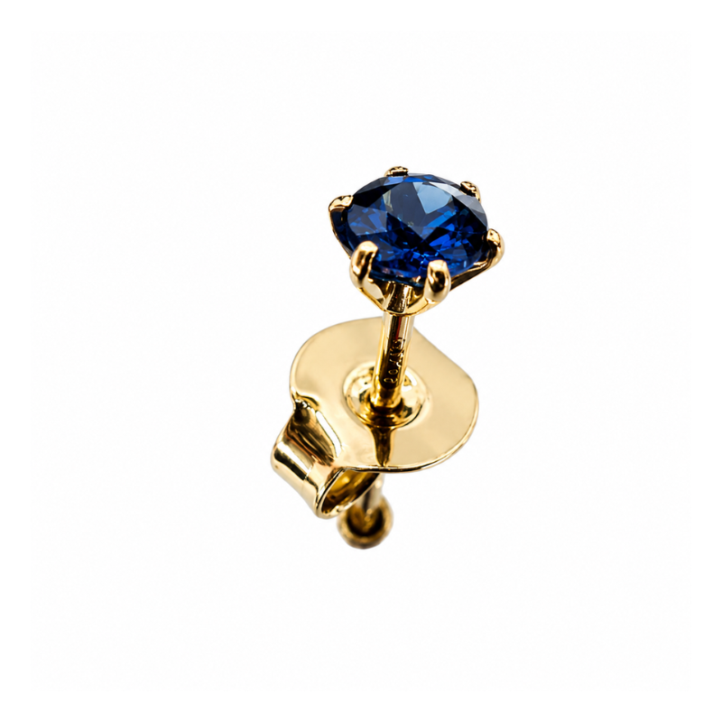 Boucle d'oreille solitaire en or 18 carats sertie d'un saphir bleu rond de 3 mm avec fermoir papillon, vendue à l'unité.
