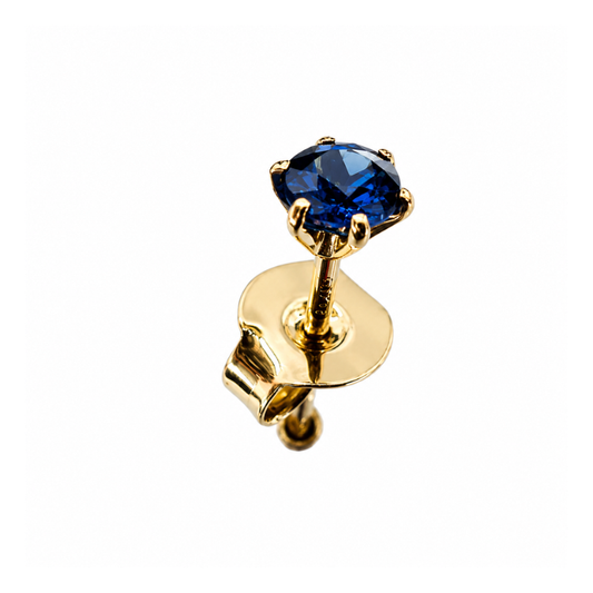 Boucle d'oreille solitaire en or 18 carats sertie d'un saphir bleu rond de 3 mm avec fermoir papillon, vendue à l'unité.