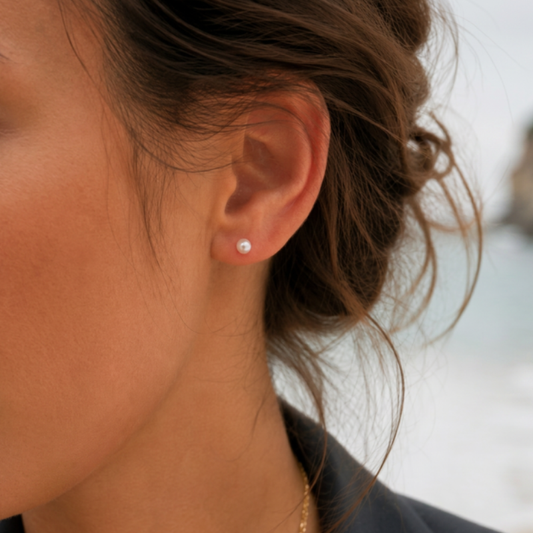 Boucle d'oreille perle de culture en or jaune 18 carats – Labret vissable, porté par une jeune femme