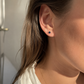 Boucle d'oreille solitaire en or 18 carats sertie d'un saphir bleu rond de 3 mm avec fermoir papillon, vendue à l'unité.Bijou porté sur oreille