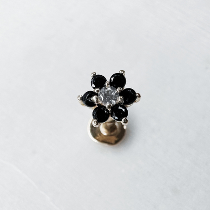 Piercing de conch avec fleur en or jaune et zircons noirs (motif vissable)