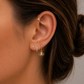 Piercing anti-hélix anneau en or jaune 18 carats avec trèfle zircon porté