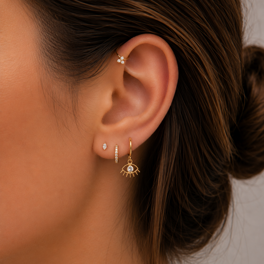 Piercing anti-hélix anneau en or jaune 18 carats avec trèfle zircon porté