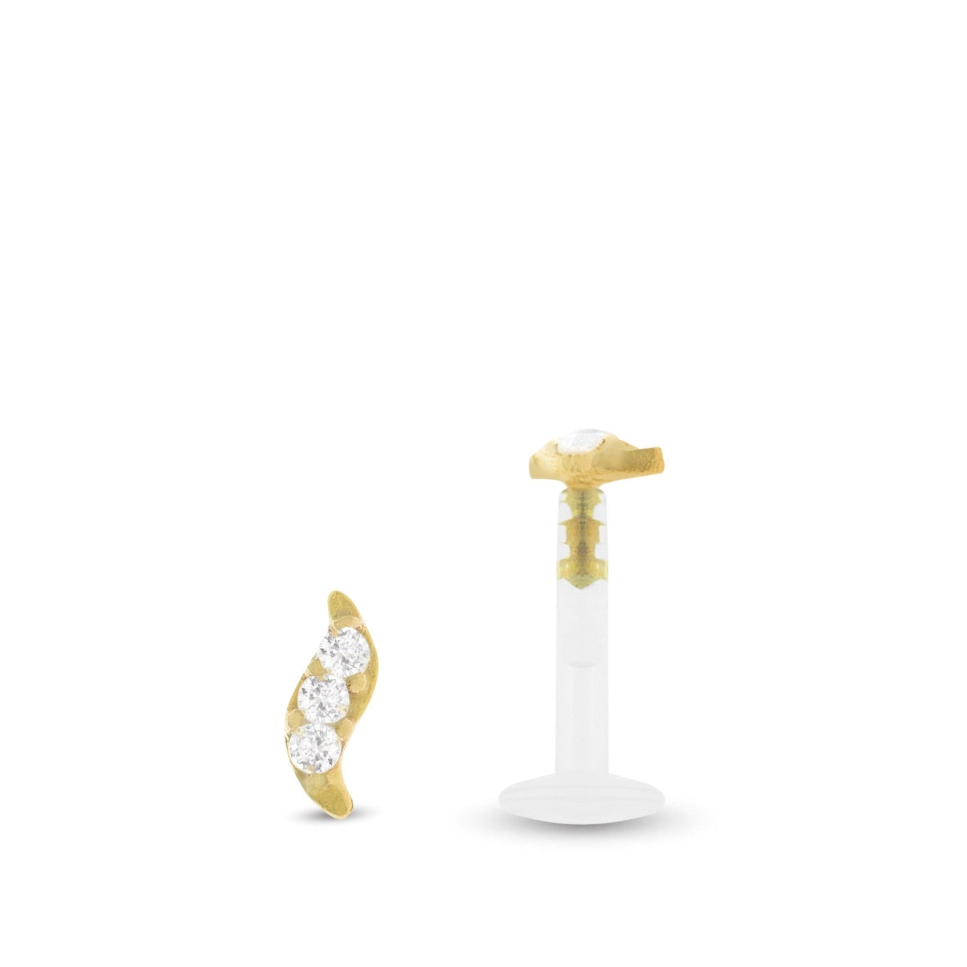 Piercing conch en or jaune avec motif feuille orné de trois zircons blanc à clipper sur un labret en bioflex