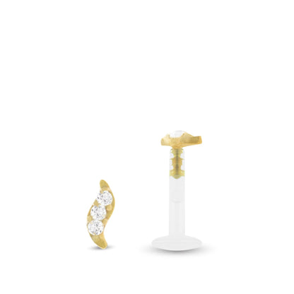 Piercing conch en or jaune avec motif feuille orné de trois zircons blanc à clipper sur un labret en bioflex