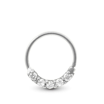 Piercing hélix en or blanc, anneau à pose simple, orné de zircons élégants.