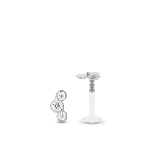 Piercing hélix avec trois zircons blancs sertis sur une base en or blanc, à clipper dans le labret Bioplast.