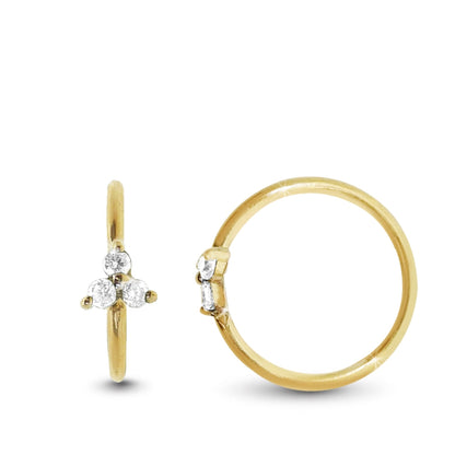 Piercing Tragus en or jaune, anneau à écarter orné d’un motif Trinity serti de zircons scintillants.