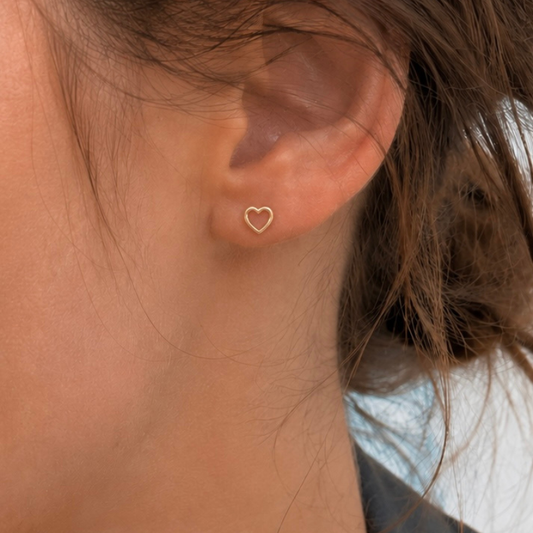 Piercing cœur ouvert en or jaune 18 carats avec labret vissable pour tragus, hélix, flat et lobe.