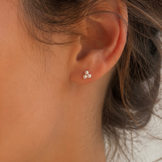 Piercing trio de perles en or jaune 18 carats avec labret vissable pour tragus, hélix, flat, conch et lobe.