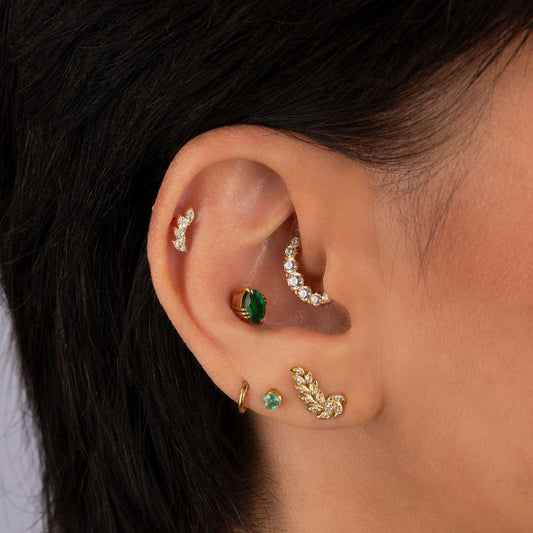 Piercing cartilage barrette feuille or jaune 18K avec zircons PORTÉ À LHÉLIX