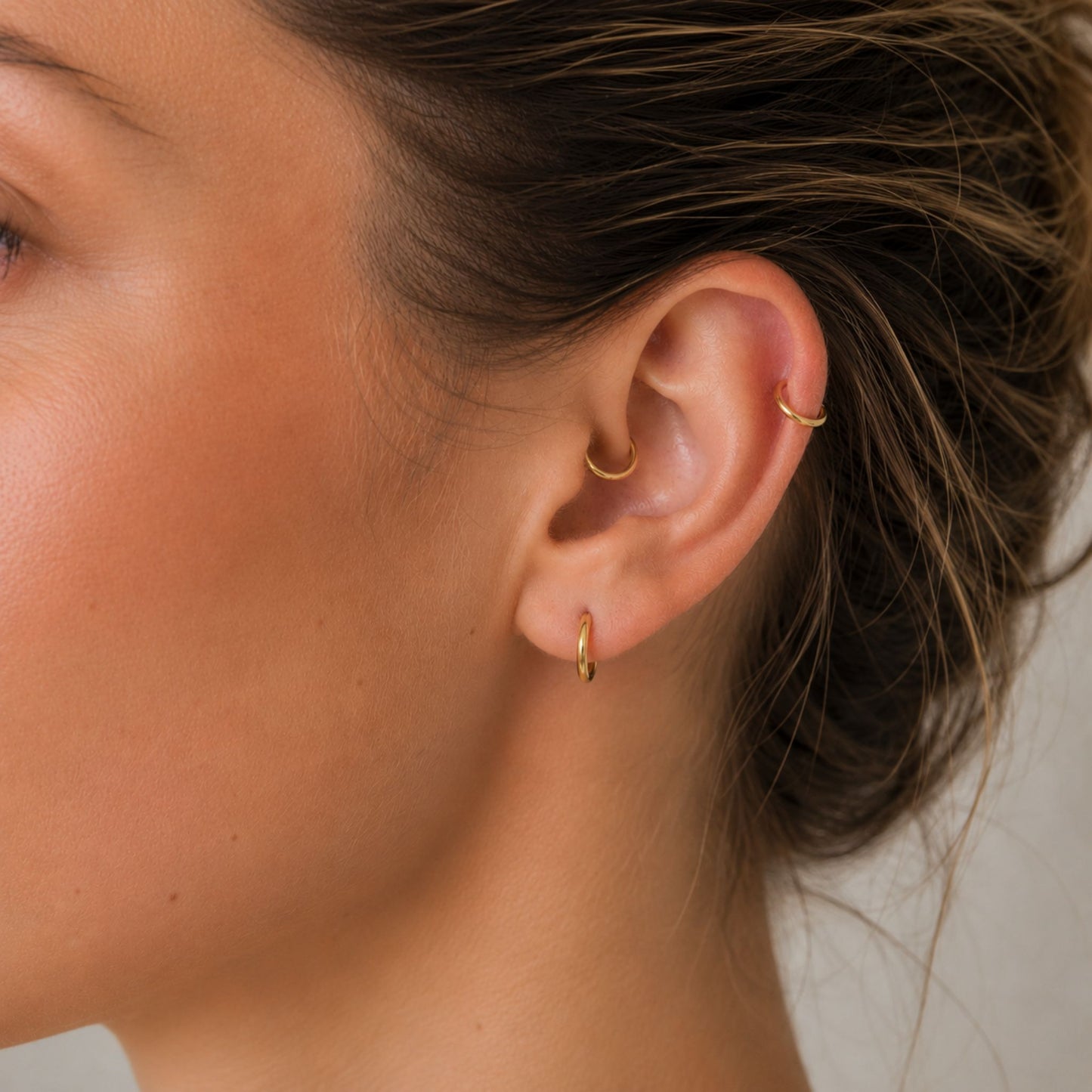 Piercing daith rook anneau clicker or jaune 18 carats pose manuelle