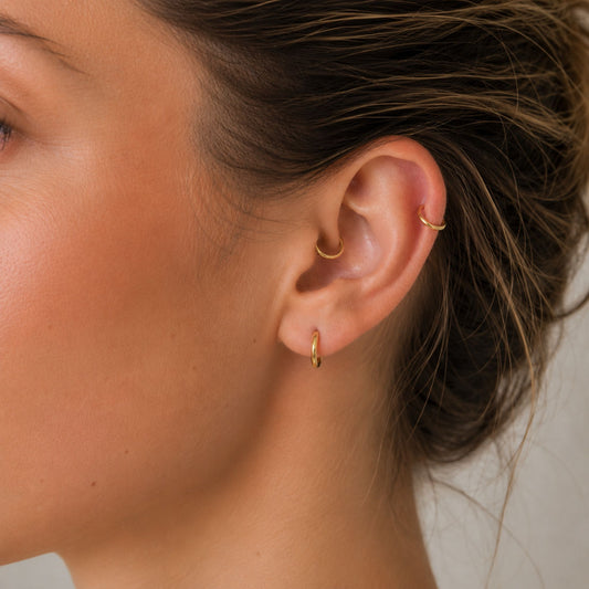 Piercing daith rook anneau clicker or jaune 18 carats pose manuelle
