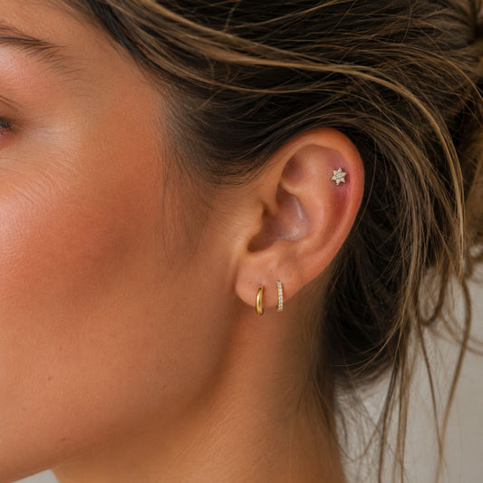 Piercing helix fleur en or jaune avec zircons blancs (vissable)