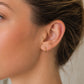 Piercing tragus anneau clicker or jaune 18 carats pose manuelle
