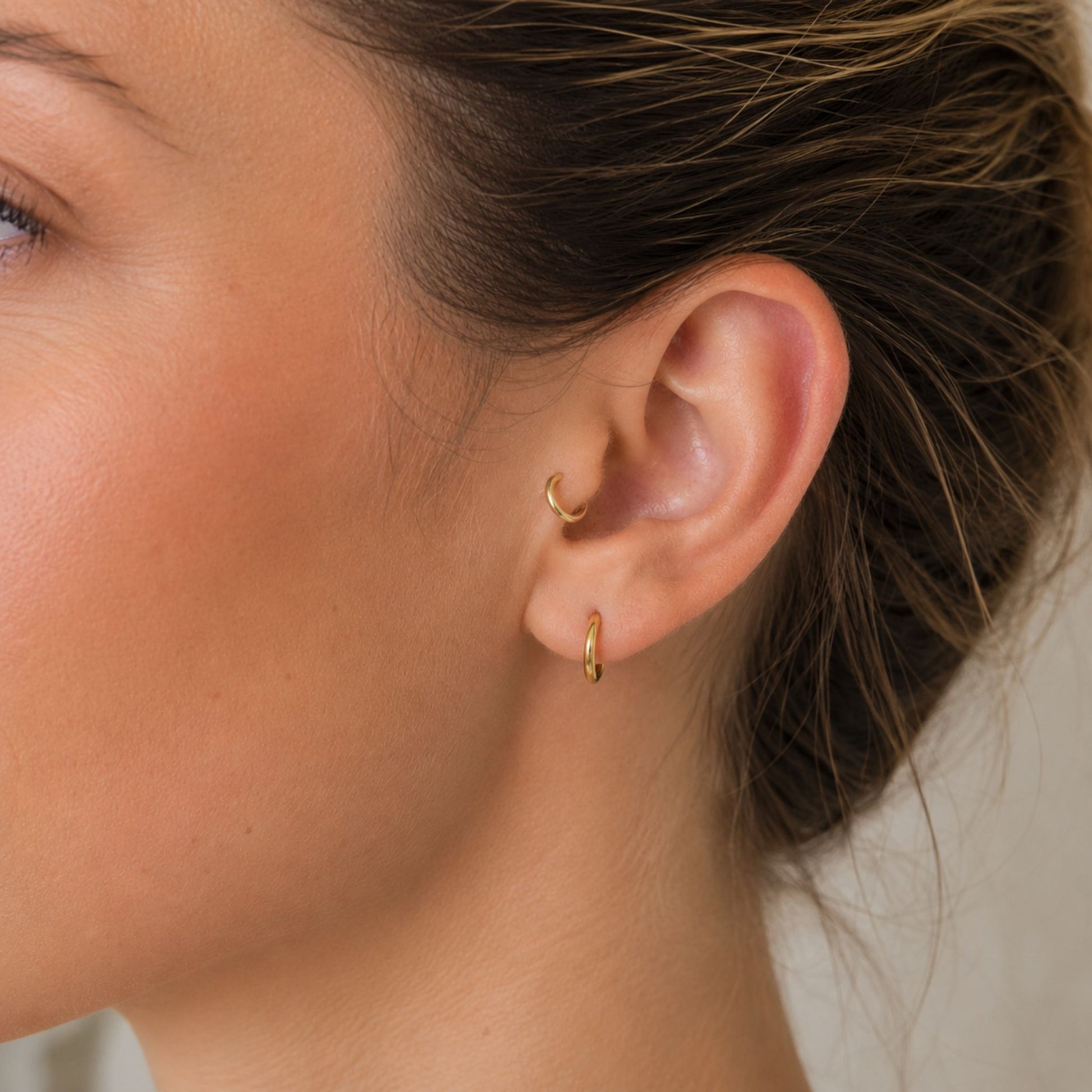 Piercing tragus anneau clicker or jaune 18 carats pose manuelle
