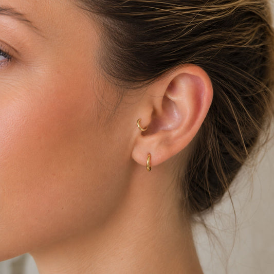 Piercing tragus anneau clicker or jaune 18 carats pose manuelle
