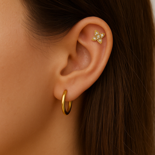 Piercing d'hélix croix avec oxydes de zirconium sertis en or jaune
