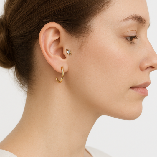 Piercing d'oreille avec zircon serti et trois petites boules en or jaune
